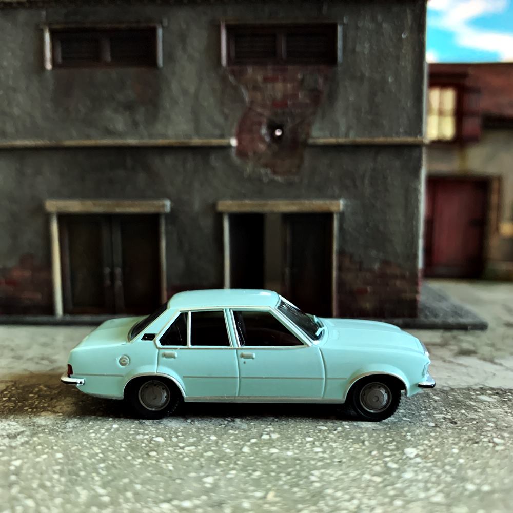 Wiking – Opel Rekord D – hellblau in 1:87